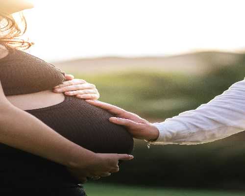 西安生殖中心新生儿喂食后拍嗝的正确方法与注意事项